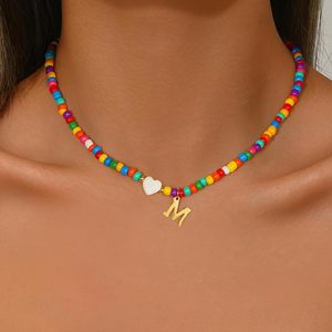 Collana con iniziale in perline colorate di alta qualità, lettera A, in lega di zinco, regalo unisex per ragazze, donne, bambini, gioielli alla moda. - Product Image 5