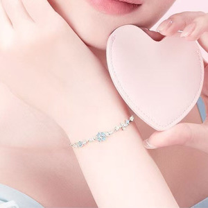 กำไลข้อมือทองเหลืองชุบเงินลายดอกไม้ดาวนำโชคโคลเวอร์เรืองแสงในที่มืด ดีไซน์สวยเก๋สำหรับผู้หญิง เหมาะเป็นของขวัญ - Product Image 2