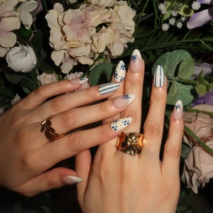 <span class=keywords><strong>Uñas</strong></span> postizas acrílicas <span class=keywords><strong>con</strong></span> diseño floral azul francés, estilo pastoral fresco, pintadas a mano <span class=keywords><strong>con</strong></span> pequeñas <span class=keywords><strong>flores</strong></span> en crema nude, <span class=keywords><strong>uñas</strong></span> almendradas, delicadas y <span class=keywords><strong>sencillas</strong></span>. - Product Image 3