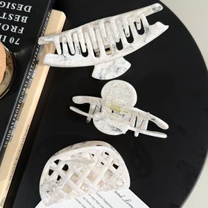 Nouvelles pinces à cheveux coréennes élégantes en acétate grand format pour femmes, motif gaufré blanc, accessoires de luxe pour cheveux - Product Image 1
