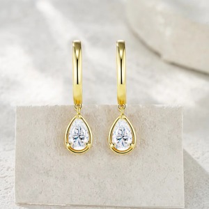 Boucles <span class=keywords><strong>d</strong></span>'oreilles pendantes en argent 925 plaqué or avec moissanite, diverses formes de coupe, pour femmes - Product Image 1