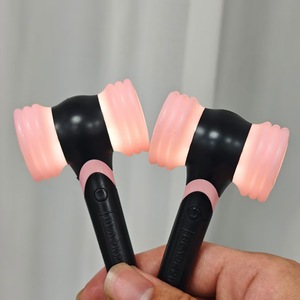 Llavero con Luz LED Edición Especial Pink Hammer, Merchandising para Conciertos de Kpop, Colgante Luminoso, Venta al Por Mayor - Product Image 4