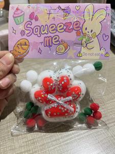 ของเล่นบีบอัดรูปอุ้งเท้าแมวซานต้า Taba Squishy สุดฮิต น่ารักแบบโมจิ ของเล่นบีบสำหรับเด็ก ของขวัญคริสต์มาสสำหรับเด็กชายและเด็กหญิง - Product Image 6