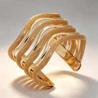 Bracelet manchette doré multi-couches en maille ondulée, jonc ouvert en métal, finition brillante, large, ondulé, minimaliste, pour femme