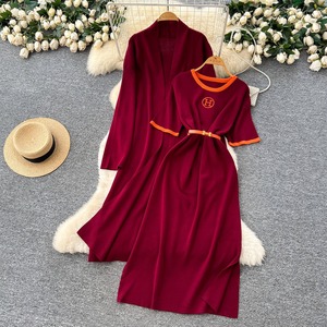 Ensemble robe tricotée et manteau long à nouer à la taille avec broderie colorblock, vente en gros du fabricant - Product Image 6