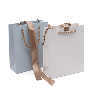 Bolsas de Papel Personalizadas para Regalo, Fabricantes Chinos, Decoración con Cinta de Champán, Asa Trenzada Dorada, Material Verde para Compras - Product Image 3