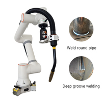 Robot de soldadura colaborativo con antorcha para soldadura de vigas H en fabricación de metales de alta resistencia.