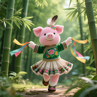Mignon cochon en peluche rose porter des vêtements brodés traditionnels avec des motifs floraux un casque décoré de plumes pour l'école de danse
