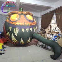 Lanterne Jack O'Lantern gonflable sur le thème d'Halloween avec queue en lierre vert pour décoration de maison hantée