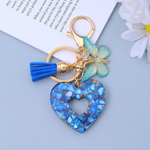 Porte-clés Cœur Creux Tendance en Résine avec Pendentif Papillon et Pompon, Charme de Sac Adorable pour Femme - Product Image 6