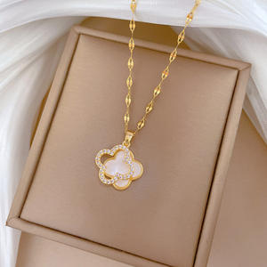 قلادات نسائية بالجملة من التيتانيوم المطلي بالذهب بتصميم البرسيم الأسود المرصع بالألماس - Product Image 2