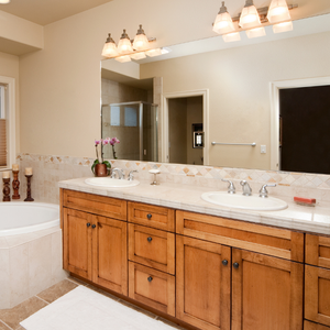 โต๊ะเครื่องแป้งในห้องน้ำทำจากไม้เนื้อแข็งหรูหราแขวนผนังกระจกครึ่งดวงจันทร์และอ่างล้างหน้าสำหรับโรงแรมหรืออพาร์ตเมนต์ห้องน้ำ - Product Image 3