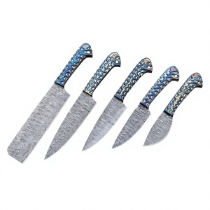 Ensemble de 5 couteaux de cuisine en acier Damas avec manche en bois Pakka bleu, comprenant un couteau de chef, un couteau à éplucher, un couteau utilitaire et un couteau à découper - Product Image 4