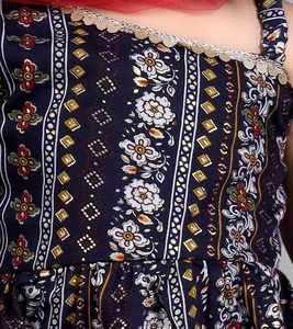 ชุดเสื้อทรงเอพิมพ์ลายดอกไม้ Titrit พร้อมกางเกงโดติและผ้าคลุมไหล่ - สีแดง - Product Image 3