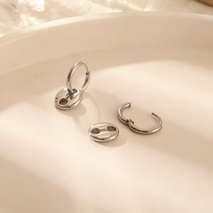 ต่างหูห่วงสแตนเลสสไตล์อเมริกันยุโรปสำหรับผู้หญิงที่ครอบหูดีไซน์หมูเย็นเครื่องประดับเพทายแบบไม่มีสี - Product Image 4