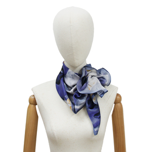 Pañuelo <span class=keywords><strong>de</strong></span> seda cuadrado 70*70cm pintado a mano con flores azules y hojas blancas - Product Image 4