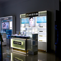 Présentoir cosmétique blanc au détail et rayonnage de magasin de maquillage avec des lumières LED lumineuses Vitrines de magasin de parfum