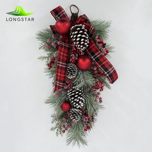 Guirnalda Navideña Artificial en Forma de Lágrima con Piñas, Ramas de Pino y Bayas Rojas, Ideal para las Fiestas Navideñas - Product Image 1