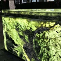 Table de bar commerciale sur mesure en marbre vert fantaisie, îlot de cuisine moderne intégré, table de cuisine avec éclairage LED, unité de bar de luxe pour la maison