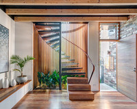 Escalier en colimaçon en fer forgé vintage à motif décoratif pour l'intérieur d'une ferme ou d'une maison de campagne