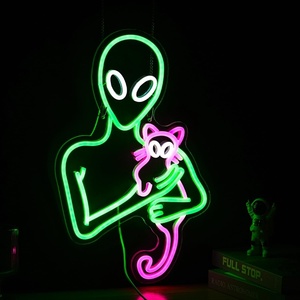 Lumière néon dimmable amusante en forme de chat rose et d'extraterrestres verts pour décoration murale, idéale pour les décorations murales artistiques, les salles de jeux, les fêtes et les cadeaux d'anniversaire pour enfants - Product Image 3