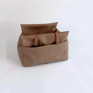 क्का उपहार कस्टम उच्च गुणवत्ता वाले चमड़े के फोल्डेबल पोर्टेबल कार सीट बिस्तर कुत्तों और बिल्लियों के लिए बड़ी क्षमता बेल्ट बंद पालतू वाहक - Product Image 1