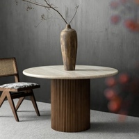 Table à manger ronde de luxe légère et personnalisable en travertin naturel avec base en bois massif pour villas, hôtels, salons