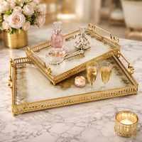 Plateau de service élégant en métal doré avec poignées et base en verre - Plateau de présentation pour gâteaux et desserts, idéal pour la décoration de la maison et les fêtes de mariage