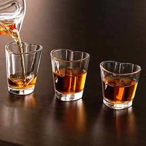 Directo de fábrica Logotipo personalizable Vaso de chupito en forma de corazón personalizado Diseño clásico Copa de vino pequeña para hoteles Embalado en caja - Product Image 3