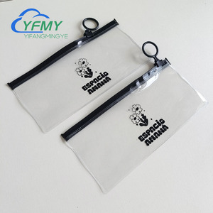 堅牢なPVCジッパーポーチ、安全なグリッププルリング付き-好みに合わせた透明なジッパーバッグ、リングプル付き - Product Image 1