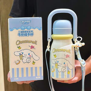 Botella de agua aislada Sanrio Cinnamoroll y Kuromi de 610 ml, reutilizable con correa para niños y estudiantes - Product Image 5