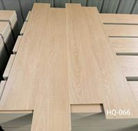 Wasserfester SPC-Vinylboden im Holzdesign mit Glatter Oberfläche und Klicksystem für Hotels und Fitness-Studios