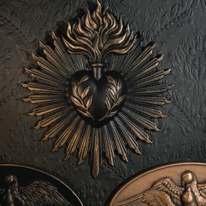 แผ่นป้ายติดผนังรูปหัวใจศักดิ์สิทธิ์แบบกอธิค งานศิลปะเรซิ่น ของตกแต่ง ของขวัญวันวาเลนไทน์ สีทอง สีแดง สีดำ - Product Image 2