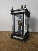 Horloge à marteaux de style français à quatre glaçons en verre, en laiton, à mécanisme de 15 jours, avec colonnes en faux marbre et frise en émail