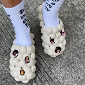 Produit de dropshipping 2026 : Claquettes personnalisées pour enfants en EVA souple avec design à bulles antidérapantes pour enfants - Product Image 1