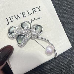 Broche papillon noir et feux d'artifice avec perles d'eau douce, épingle de col tendance, décoration de poitrine, motif d'abeille unique - Product Image 1