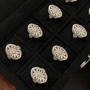 แหวนเงินแท้ S925 สไตล์โบราณ ประดับเพชรทรงดอกเดซี่ ดีไซน์หรูหรา สำหรับผู้หญิง ให้ลุคหวานและเรียบหรู - Product Image 1