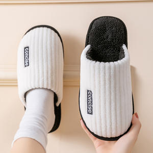 Pantuflas de invierno y otoño para hombre y mujer, zapatos de algodón cálidos y cómodos para interiores y exteriores. - Product Image 5