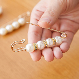Faux Pearl Brooch For Women Zinc Alloy Hook Design Daily Wear Waist Pin With Imitation Pearl And Rhinestone Detail - Product Image 3