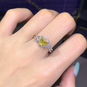 Anillo de zafiro amarillo natural talla corazón con halo de oro de 18K y 52 diamantes de acento de 0.237ct, con talle infinito, para mujer. - Product Image 1