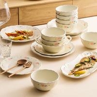 Service de table en porcelaine fine style américain, motif pivoine et dentelle, bols et assiettes pour la salle à manger, au design esthétique raffiné