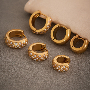 ห่วงยางใส่หูลายตารางหมากรุกสลักจาก CNC และแหวนสวมหูทรงเพชรสแตนเลสแบบเดียวกับดาราอินเทอร์เน็ต - Product Image 3