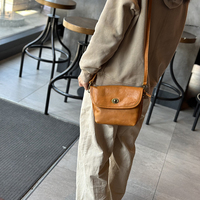 Tas Selempang Kulit Asli Logo Kustom, Tas Messenger Kulit Sapi Vintage dengan Tutup Lipat dan Tali Pengikat yang Dapat Disesuaikan untuk Perjalanan Sehari-hari Wanita