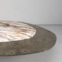 Table basse Dream Home Offset Nest en marbre, plateau en marbre naturel pastel, texture métallique rugueuse, table de canapé sur piétement