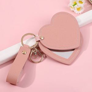 Espejo de Maquillaje Portátil de Cuero PU con Forma de Corazón Rosa - Espejo de Viaje Bonito con Llavero para Niñas - Product Image 3