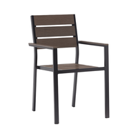 Chaise moderne en aluminium noir avec dossier et accoudoirs en plastique imitation bois couleur café, durable et écologique pour terrasse extérieure