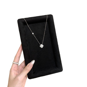 Collana in <span class=keywords><strong>Acciaio</strong></span> al Titanio con Zirconi a Forma di Quadrifoglio |   Collana con Ciondolo a Fiore Asimmetrico Placcato Argento per Donna, Idea Regalo - Product Image 2