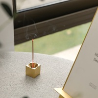 MAXERY Porte-encens minimaliste en laiton massif, brûleur à bâtonnets en forme de cube géométrique, base d'encens moderne en or brossé, pour yoga et méditation