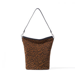 Sac à bandoulière polyvalent en daim, grande capacité, fermeture éclair, nouvelle collection 2026, personnalisable OEM pour grands magasins - Product Image 2