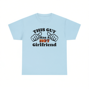 Camiseta con la frase "Este chico tiene una novia guapa", regalo divertido de aniversario para novio, camiseta para el Día de San Valentín - Product Image 2
